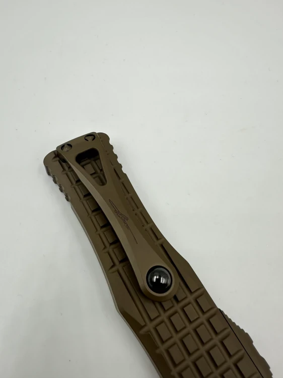 NÓŻ MICROTECH HERA® HELLHOUND® - FRAG SIGNATURE SERIES CERAKOTE CHOCOLATE BROWN STANDARD