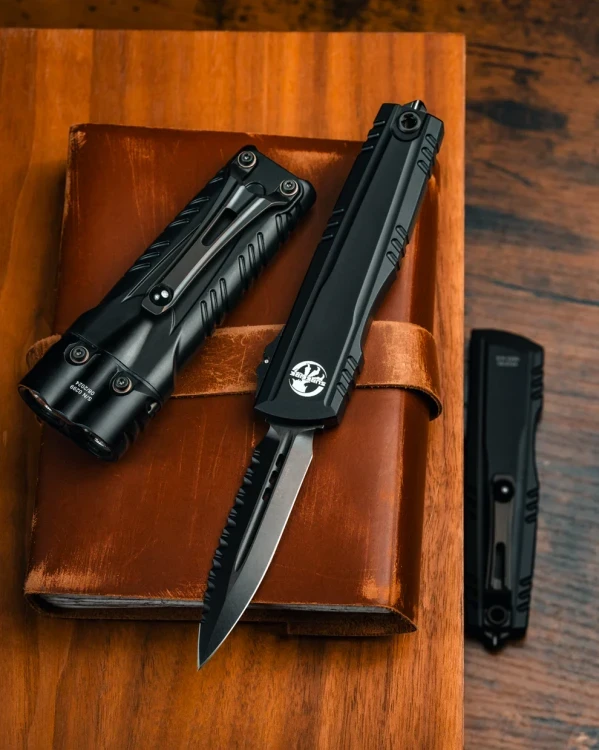 NÓŻ MICROTECH MICROTECH® / SUREFIRE® LUMINARY D/E STILETTO PRO II COLLABORATION ZERO BLADE PLAY DLC STONEWASH FULL SERRATED