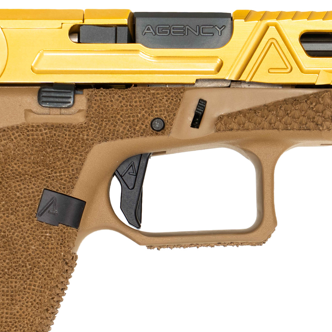 PISTOLET SAMOPOWTARZALNY AGENCY ARMS GLOCK 19 GEN 5 FDE/GOLD AGGRESSIVE CARRY STIPPLE, ADD COMP; KAL.: 9 x 19 mmPISTOLET SAMOPOWTARZALNY AGENCY ARMS GLOCK 19 GEN 5 FDE/GOLD AGGRESSIVE CARRY STIPPLE, ADD COMP; KAL.: 9 x 19 mm
