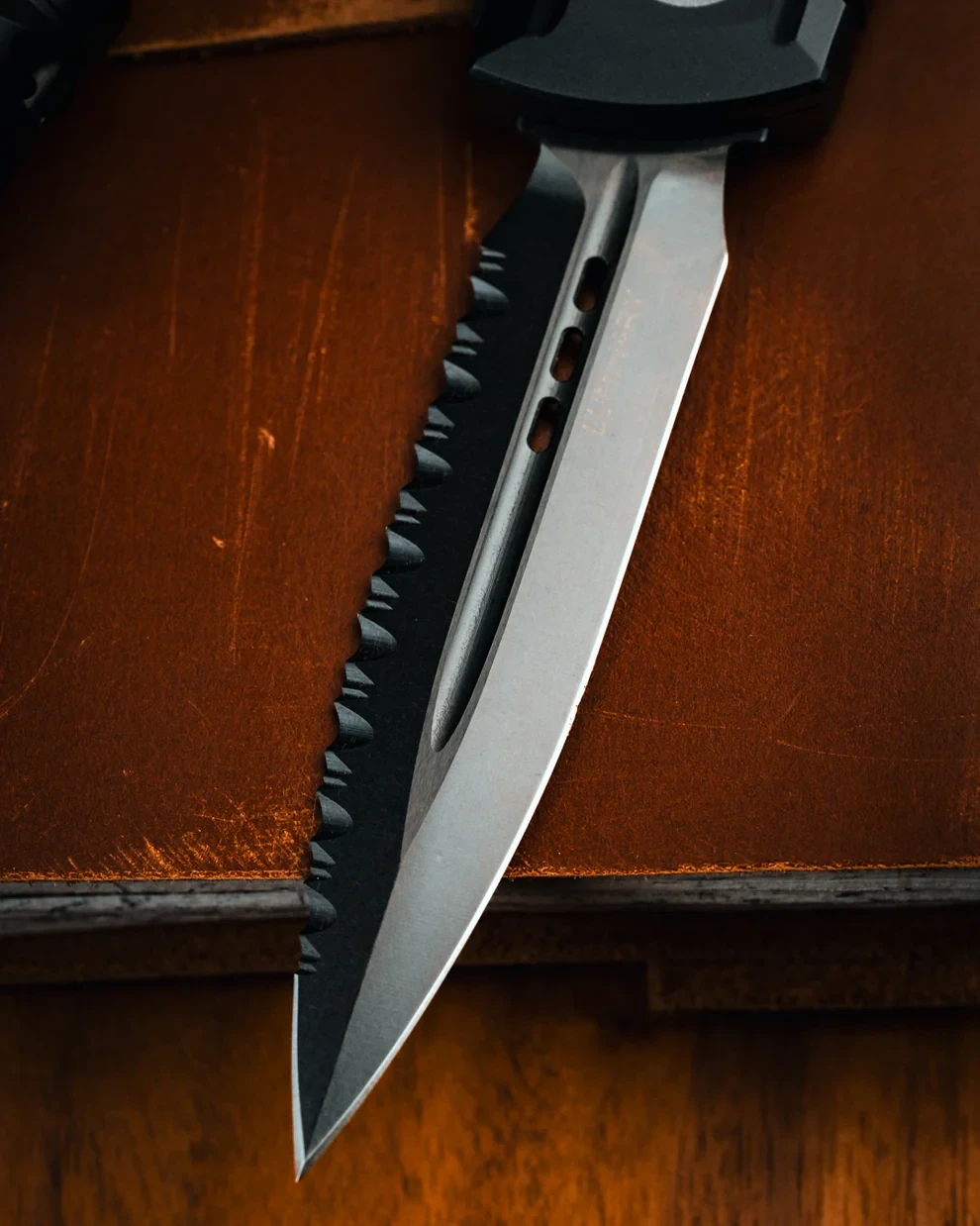 NÓŻ MICROTECH MICROTECH® / SUREFIRE® LUMINARY D/E STILETTO PRO II COLLABORATION ZERO BLADE PLAY DLC STONEWASH FULL SERRATED