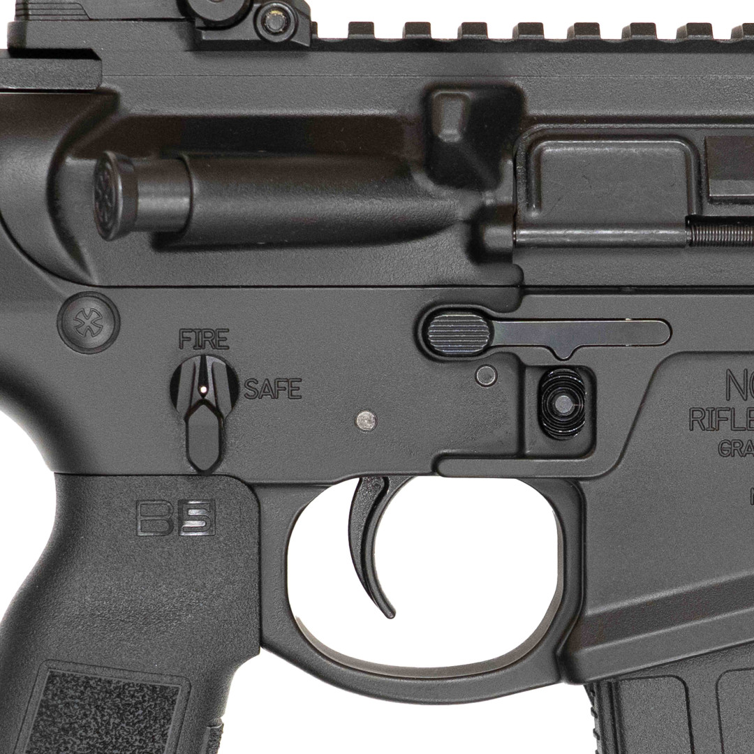 KARABINEK SAMOPOWTARZALNY NOVESKE 4TH GEN. N4 DIPLOMAT 7.94 SS BLK CERAKOTE, NSR-7 (M-LOK) BLK, LOVE CHARGING HANDLE, NSS TRIGGER, TALON SAFETY AMBI BOLT DROP AND MAG CATCH, BRAVO STOCK BLK, 22 P-GRIP, BLK, MBUS PRO, PIG PEN 5/8X24; KAL.: .300 BLK