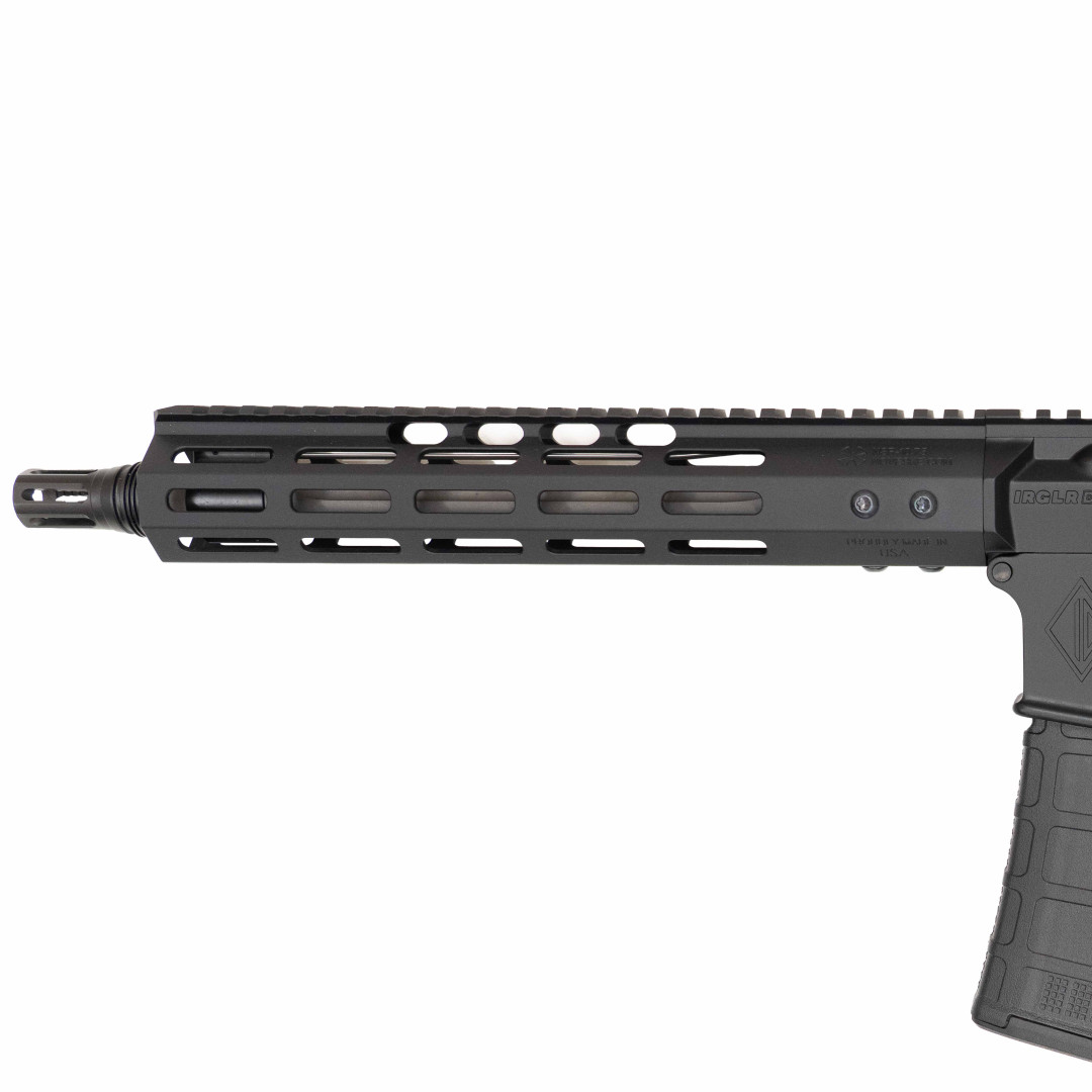 KARABINEK SAMOPOWTARZALNY NOVESKE IRREGULAR DEFENCE COLLAB ENGRAVED CAINSAW 11.5 MLGS COMMANDO FLUTED, NSR-10.75 (M-LOK) BLK ANODIZED GI SELECTOR, SSA-E TRIGGER, ID FEAR RISER .5 BLK, ID MHS V2 BLK, SCI 6 MUZZLE DEVICE; KAL.: 5,56 x 45 mm (.223 Rem.)