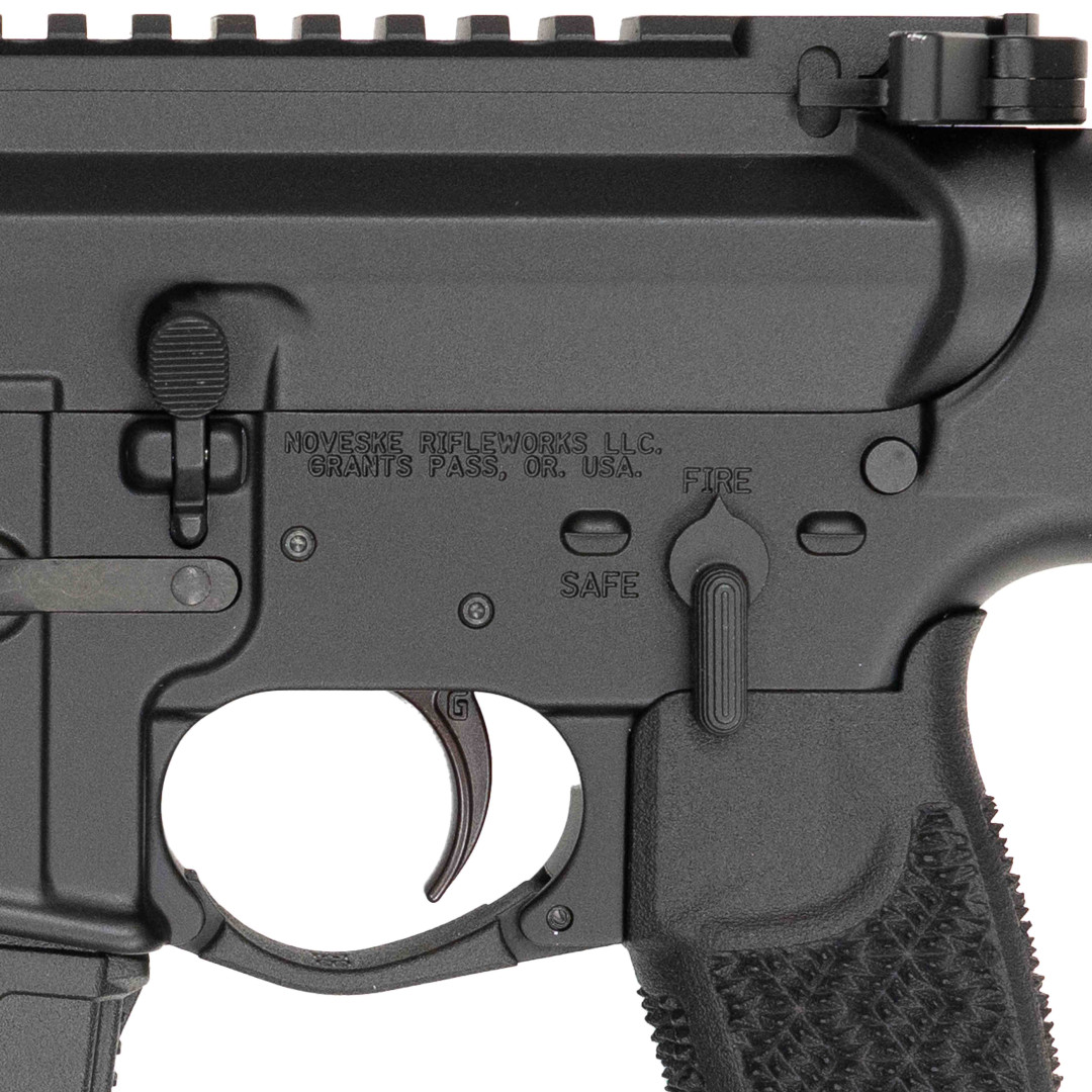 KARABINEK SAMOPOWTARZALNY NOVESKE IRREGULAR DEFENCE COLLAB ENGRAVED CAINSAW 11.5 MLGS COMMANDO FLUTED, NSR-10.75 (M-LOK) BLK ANODIZED GI SELECTOR, SSA-E TRIGGER, ID FEAR RISER .5 BLK, ID MHS V2 BLK, SCI 6 MUZZLE DEVICE; KAL.: 5,56 x 45 mm (.223 Rem.)