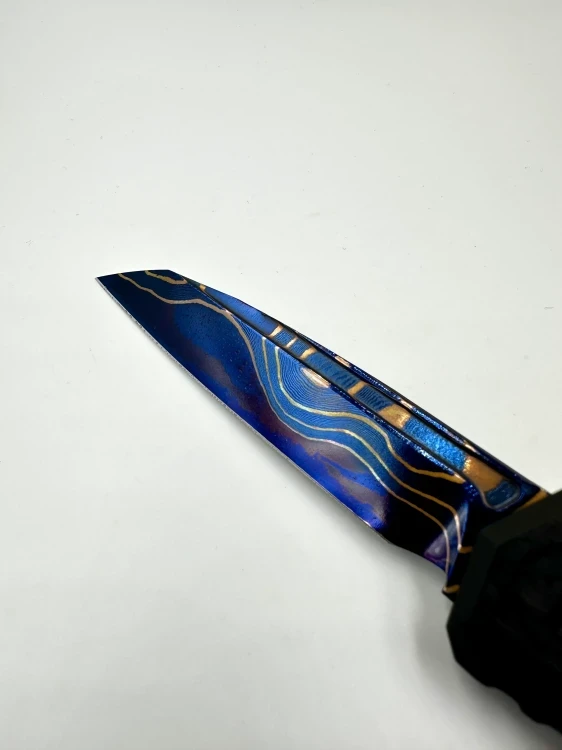 NÓŻ MICROTECH CYPHER® II - WHARNCLIFFE MARFIONE SELECT BAKER FORGE COPPERMAI DAMASCUS HEFTED ALLOY HARD CUT BRONZED W/ DLC ACCENTS AND TRITIUM BUTTON INSERT