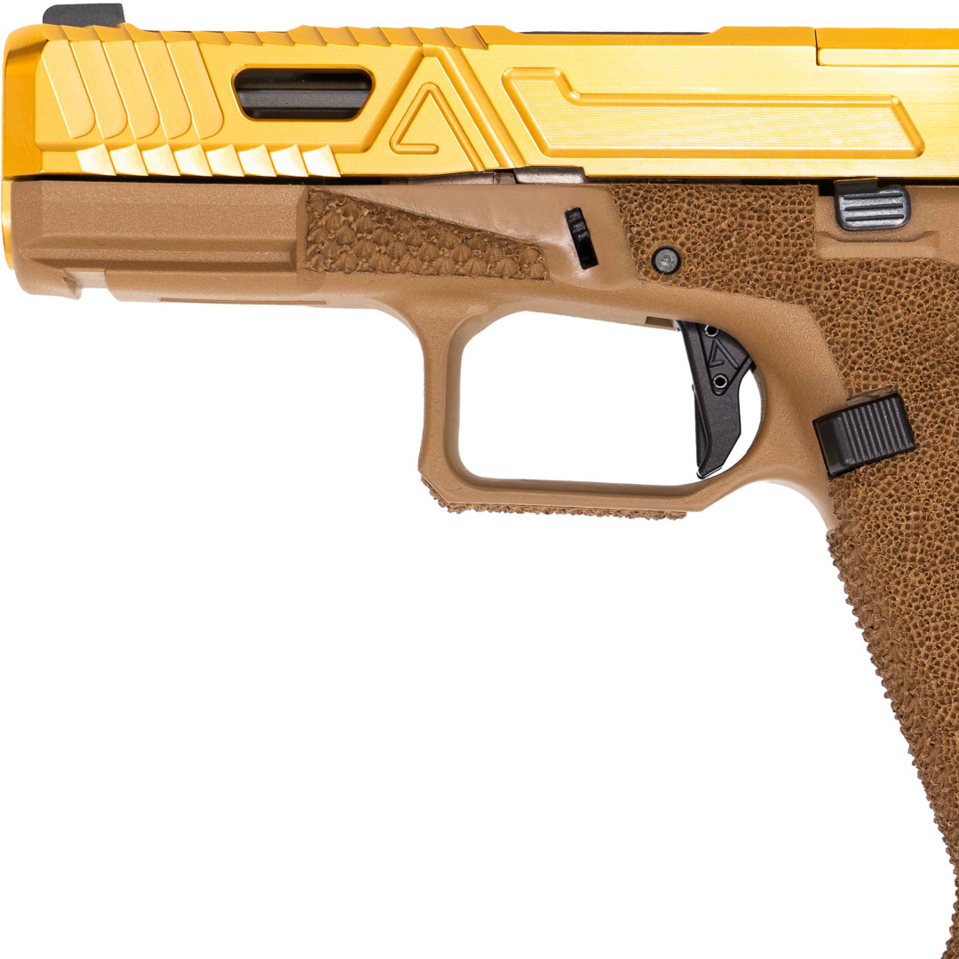 PISTOLET SAMOPOWTARZALNY AGENCY ARMS GLOCK 19 GEN 5 FDE/GOLD AGGRESSIVE CARRY STIPPLE, ADD COMP; KAL.: 9 x 19 mmPISTOLET SAMOPOWTARZALNY AGENCY ARMS GLOCK 19 GEN 5 FDE/GOLD AGGRESSIVE CARRY STIPPLE, ADD COMP; KAL.: 9 x 19 mm