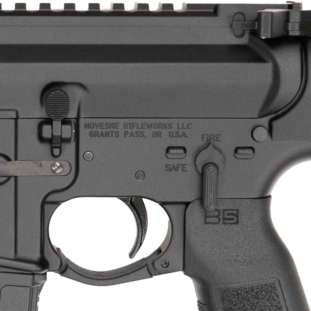 KARABINEK SAMOPOWTARZALNY NOVESKE CHAINSAW 10.5 SHORTY SS NSR-9 (M-LOK), BLK LOVE HANDLE CHARGING HANDLE, NSS TRIGGER, BRAVO STOCK BLK, TYPE 22 P-GRIP A2 FH 1/2X28; KAL.: 5,56 x 45 mm (.223 Rem.)