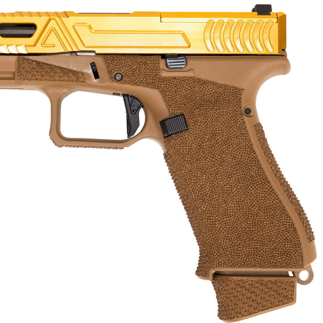PISTOLET SAMOPOWTARZALNY AGENCY ARMS GLOCK 19 GEN 5 FDE/GOLD AGGRESSIVE CARRY STIPPLE, ADD COMP; KAL.: 9 x 19 mmPISTOLET SAMOPOWTARZALNY AGENCY ARMS GLOCK 19 GEN 5 FDE/GOLD AGGRESSIVE CARRY STIPPLE, ADD COMP; KAL.: 9 x 19 mm