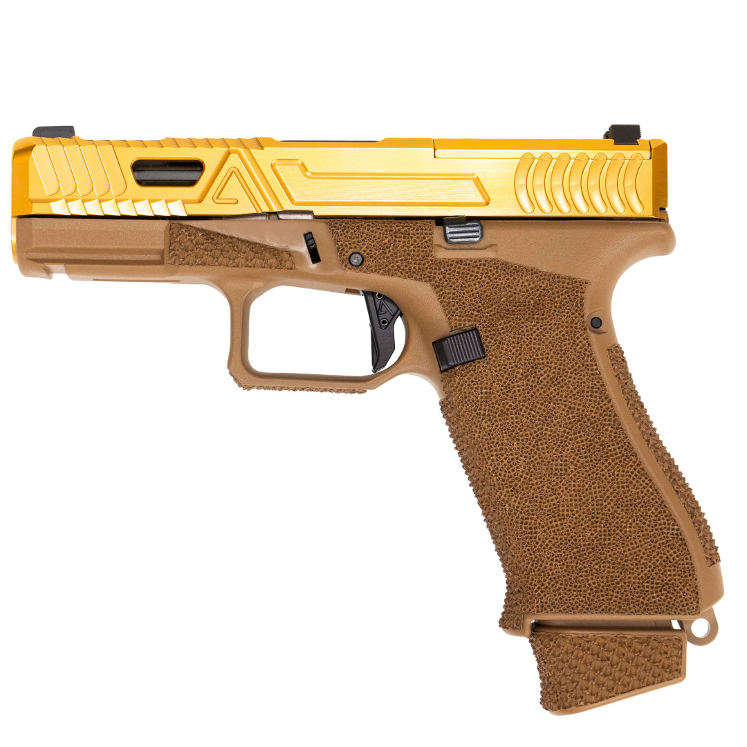 PISTOLET SAMOPOWTARZALNY AGENCY ARMS GLOCK 19 GEN 5 FDE/GOLD AGGRESSIVE CARRY STIPPLE, ADD COMP; KAL.: 9 x 19 mmPISTOLET SAMOPOWTARZALNY AGENCY ARMS GLOCK 19 GEN 5 FDE/GOLD AGGRESSIVE CARRY STIPPLE, ADD COMP; KAL.: 9 x 19 mm
