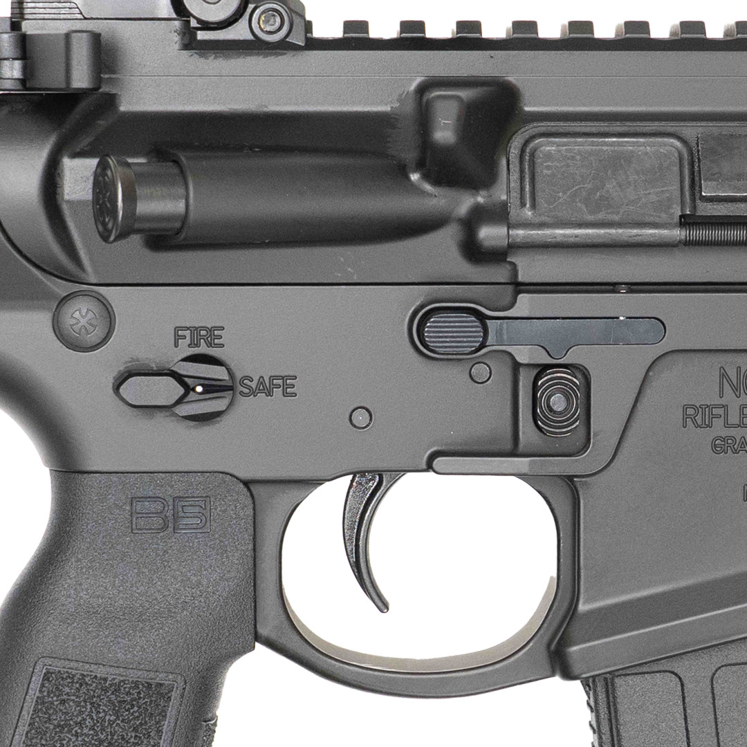 KARABINEK SAMOPOWTARZALNY NOVESKE 4TH GEN. N4 MICRO SWITCHBLOCK 10.5 LIGHT SHORTY CHF, BLK CERAKOTE, NSR 9.75-SB (M-LOK) NSS TRIGGER, TALON SAFETY, AMBI BOLT AND MAG CATCH, BRAVO STOCK BLK, MBUS, PIG PEN FH 1/2x28; KAL.: 5,56 x 45 mm (.223 Rem.)